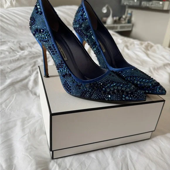 Gently Used Manolo Blahnik BB blue Satin Swarovski Embellished Crystal Pumps 9.5 - Picture 4 of 9